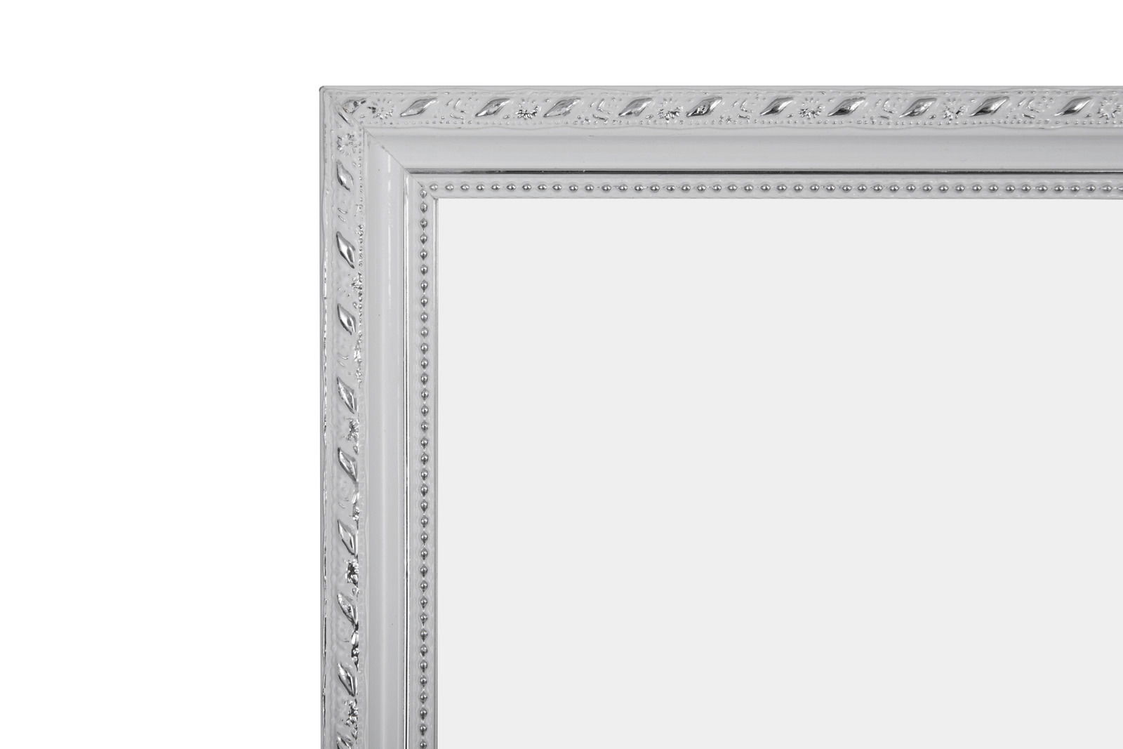 Detailansicht eines weißen Spiegels der Serie LUCY mit dekorativem Rahmen, Perspektive von der Ecke