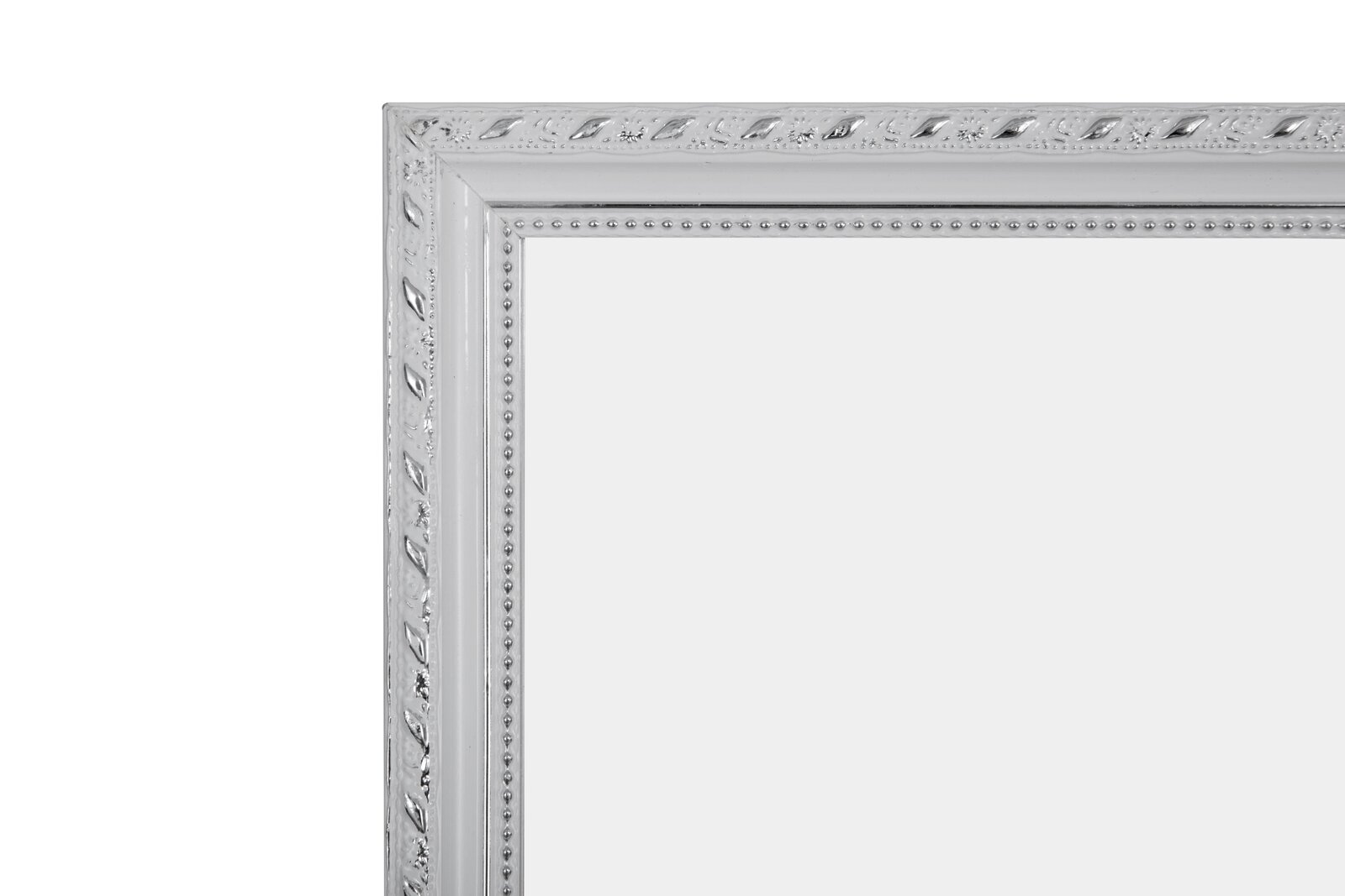Detailansicht eines weißen Spiegels der Serie LUCY mit dekorativem Rahmen, Perspektive von der Ecke