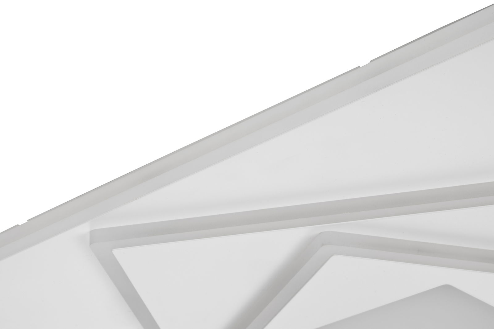 Nahaufnahme einer modernen LED-Deckenleuchte mit geometrischem Design aus der Seitenperspektive