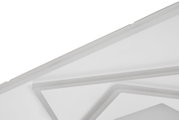 Nahaufnahme einer modernen LED-Deckenleuchte mit geometrischem Design aus der Seitenperspektive