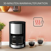 Kaffeemaschine ProAroma Plus mit 30-Minuten-Warmhaltefunktion, frontal abgebildet neben zwei dampfenden Kaffeetassen.