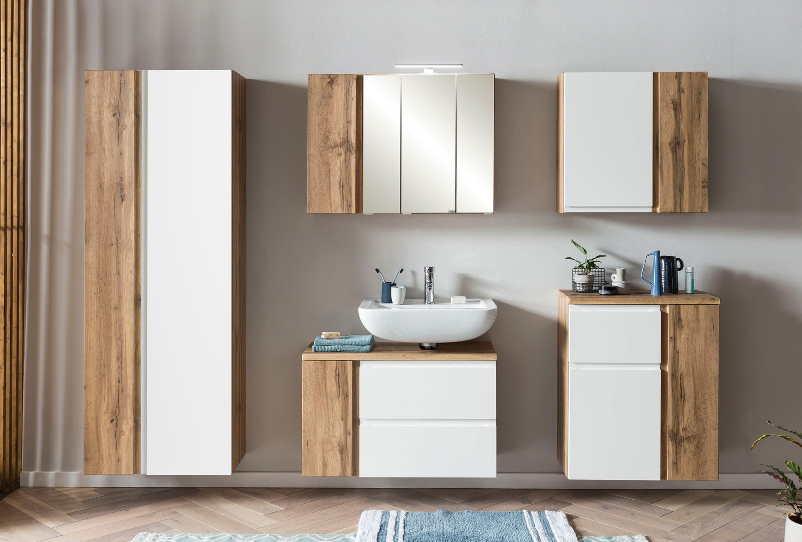 Badezimmermöbel-Set mit Hochschrank, Waschtisch und Spiegelschrank in Holzoptik und Weiß, frontale Ansicht