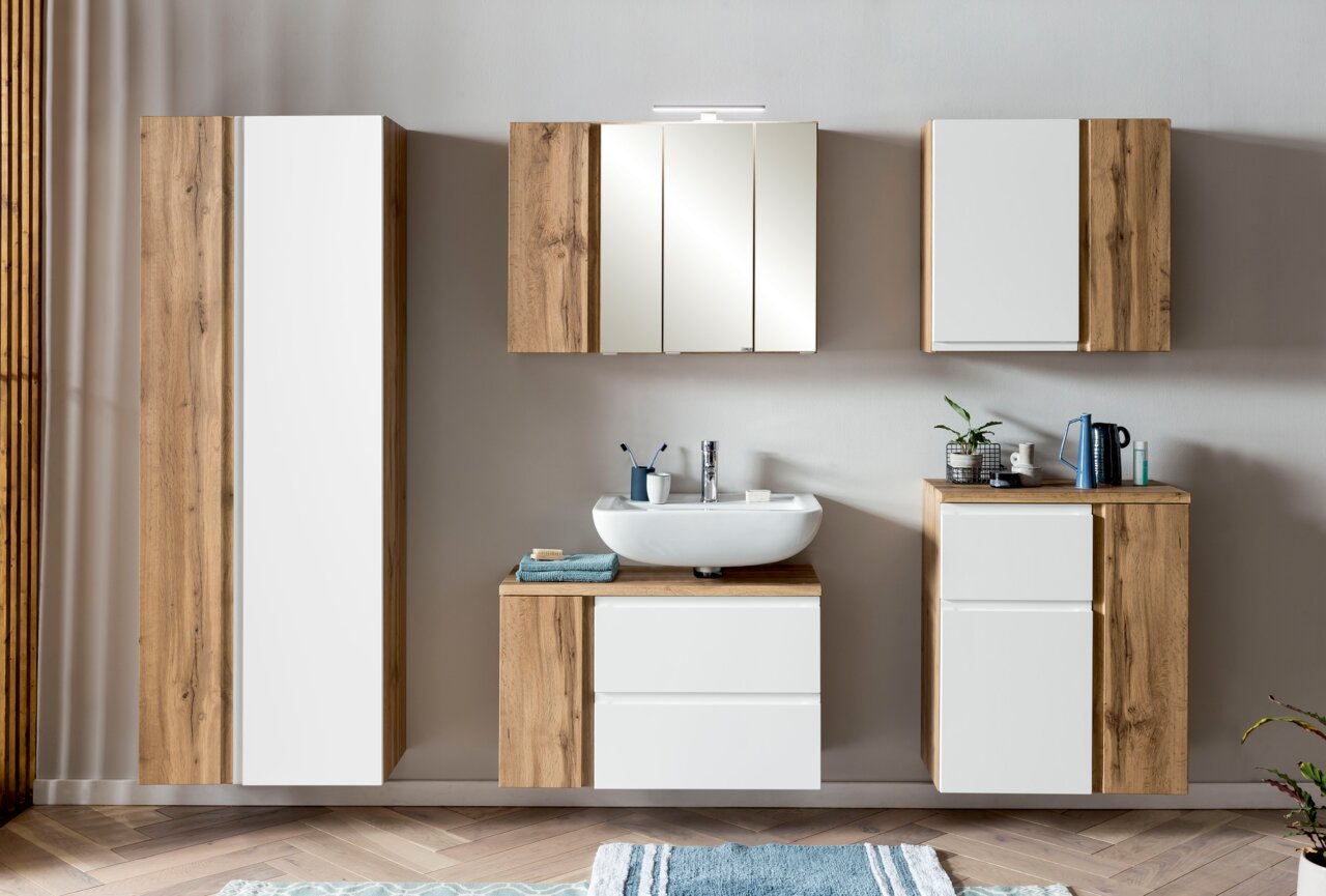 Badezimmermöbel-Set mit Hochschrank, Waschtisch und Spiegelschrank in Holzoptik und Weiß, frontale Ansicht