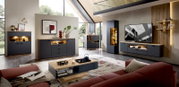 Modernes Wohnzimmer mit stilvollem Highboard in dunklem Grau und Holzoptik, seitliche Perspektive.