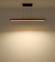 Moderne LED-Pendelleuchte mit langem Holz-Balken und warmweißem Licht, an zwei schwarzen Kabeln von einer schwarzen Deckenhalterung abgehängt, Frontalansicht leicht von unten.