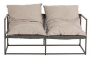 Frontansicht eines zweisitzigen Lounge-Sofas mit beigen Kissen und einem Metallrahmen.