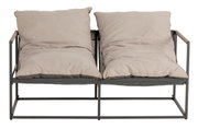 Frontansicht eines zweisitzigen Lounge-Sofas mit beigen Kissen und einem Metallrahmen.