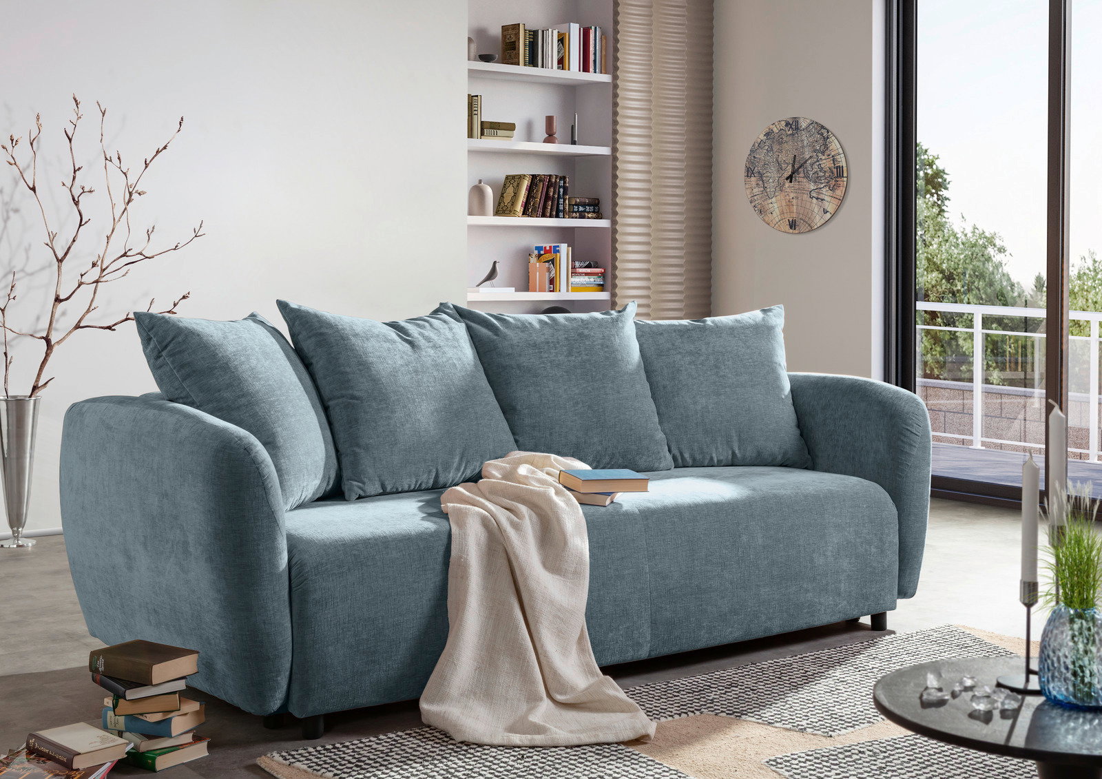 Modernes Funktionssofa in hellblauem Stoff, seitliche Perspektive, dekoriert mit Kissen und Decke, in einem stilvollen Wohnzimmer mit Bücherregal und großem Fenster.