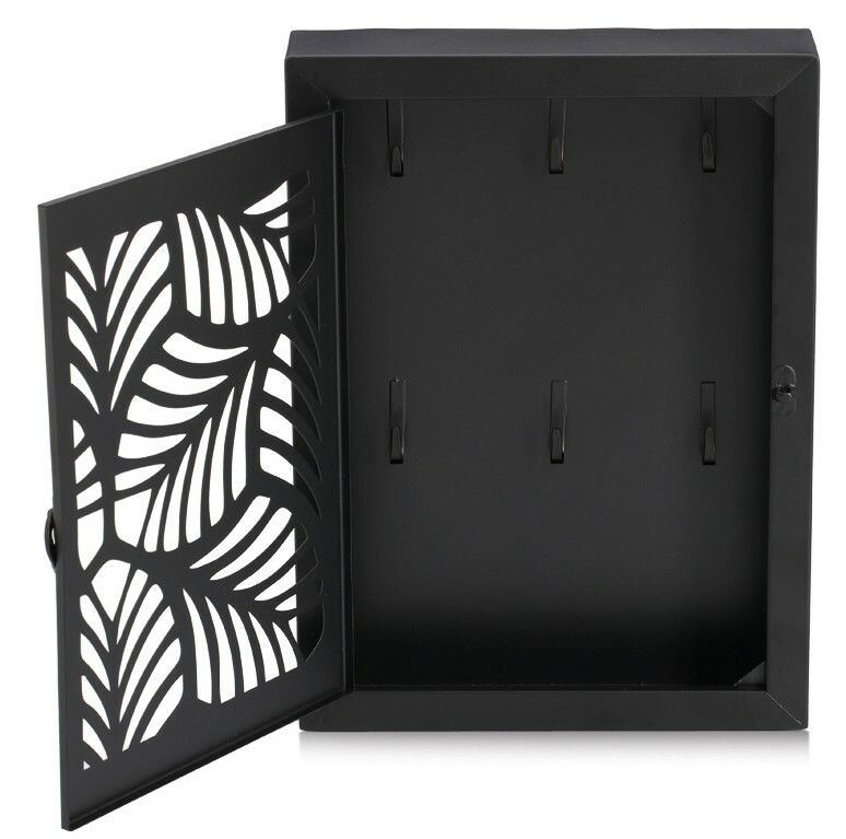 Schwarzer Metallschlüsselkasten mit geöffnetem Türdesign und dekorativem Blattmuster, frontal betrachtet.