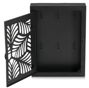 Schwarzer Metallschlüsselkasten mit geöffnetem Türdesign und dekorativem Blattmuster, frontal betrachtet.