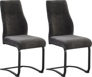 Zwei moderne Freischwinger-Esszimmerstühle mit dunkelgrauem Stoffbezug und schwarzem Metallgestell, schräg von vorne in leichter Seitenansicht auf weißem Hintergrund