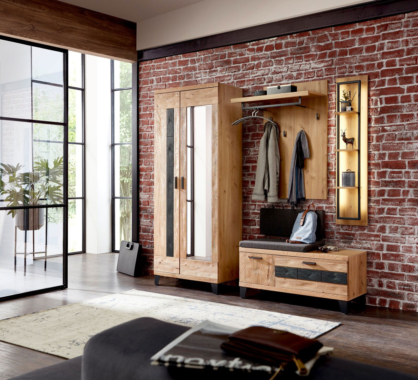 Linea Natura Regal PERSIKO Moderne Garderobenkombination aus Holz mit Schrank, Bank und Wandpaneel in einem Wohnzimmer mit Backsteinwand, seitliche Perspektive