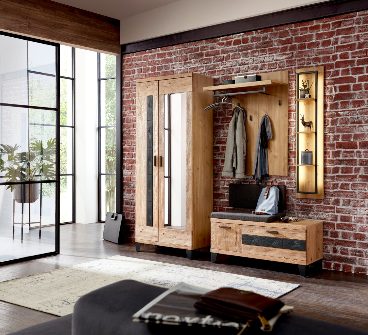 Linea Natura Regal PERSIKO Moderne Garderobenkombination aus Holz mit Schrank, Bank und Wandpaneel in einem Wohnzimmer mit Backsteinwand, seitliche Perspektive