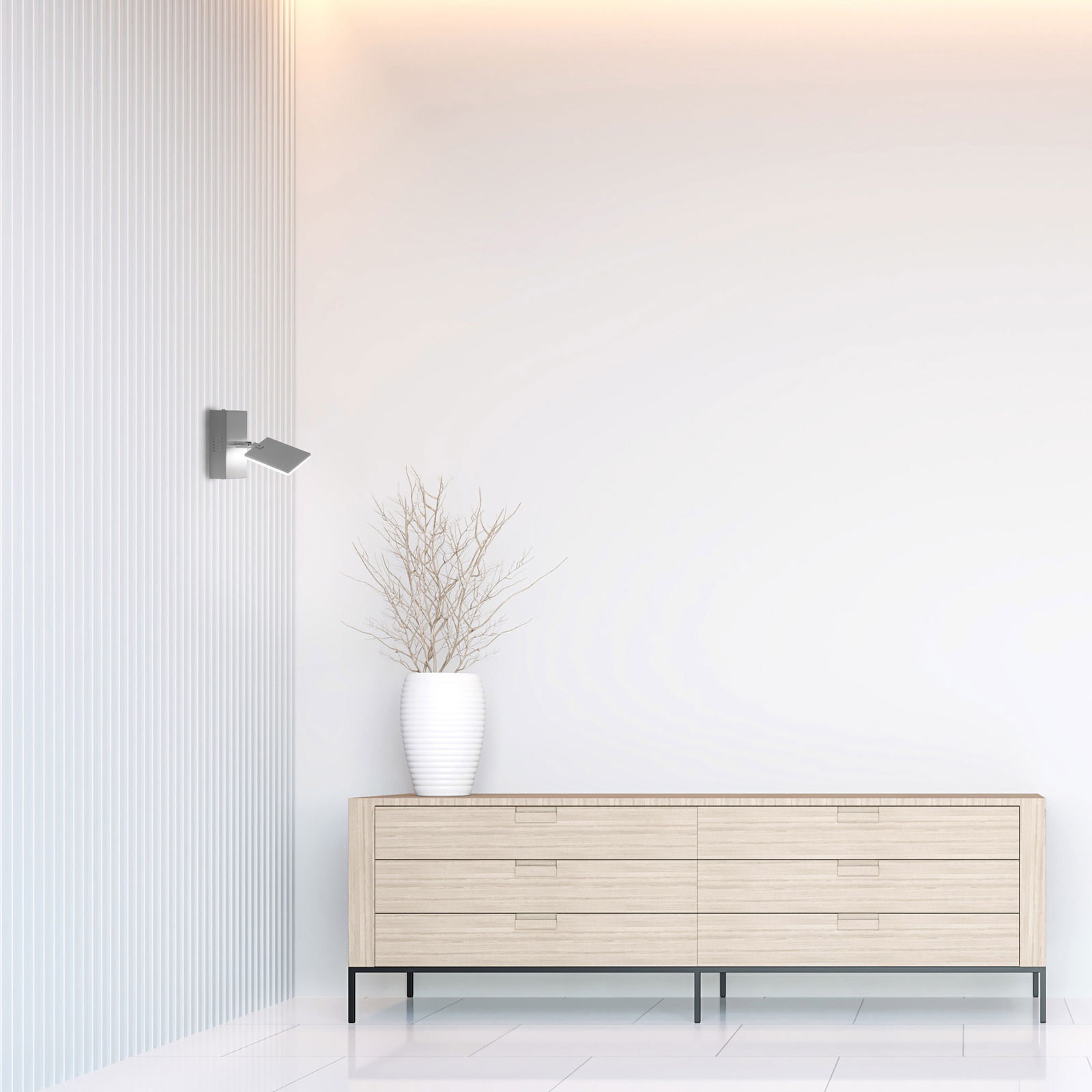 Moderne Wandleuchte aus Aluminium, seitliche Perspektive, montiert an einer hellen Wand über einer Kommode mit Vase.