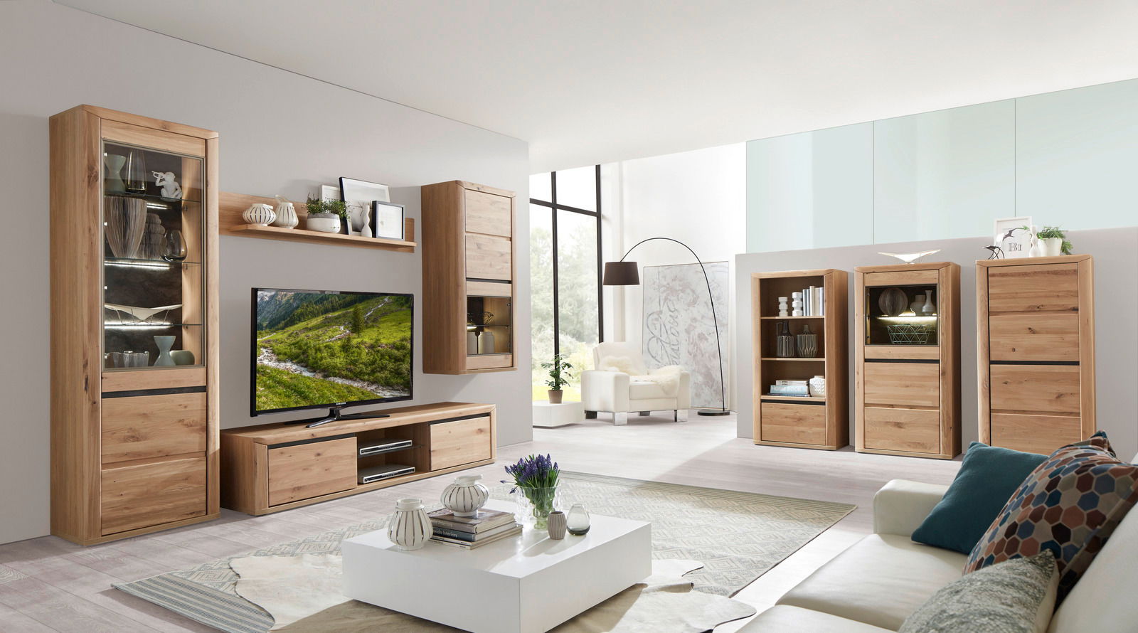 Moderne Wohnzimmer-Wandkombination aus Holz mit TV-Schrank, Vitrinen und Regalen, seitliche Perspektive