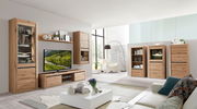 Moderne Wohnzimmer-Wandkombination aus Holz mit TV-Schrank, Vitrinen und Regalen, seitliche Perspektive