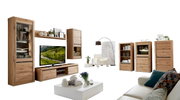 Moderne houten woonkamerwandcombinatie met tv-kast, vitrinekasten en planken, zijaanzicht