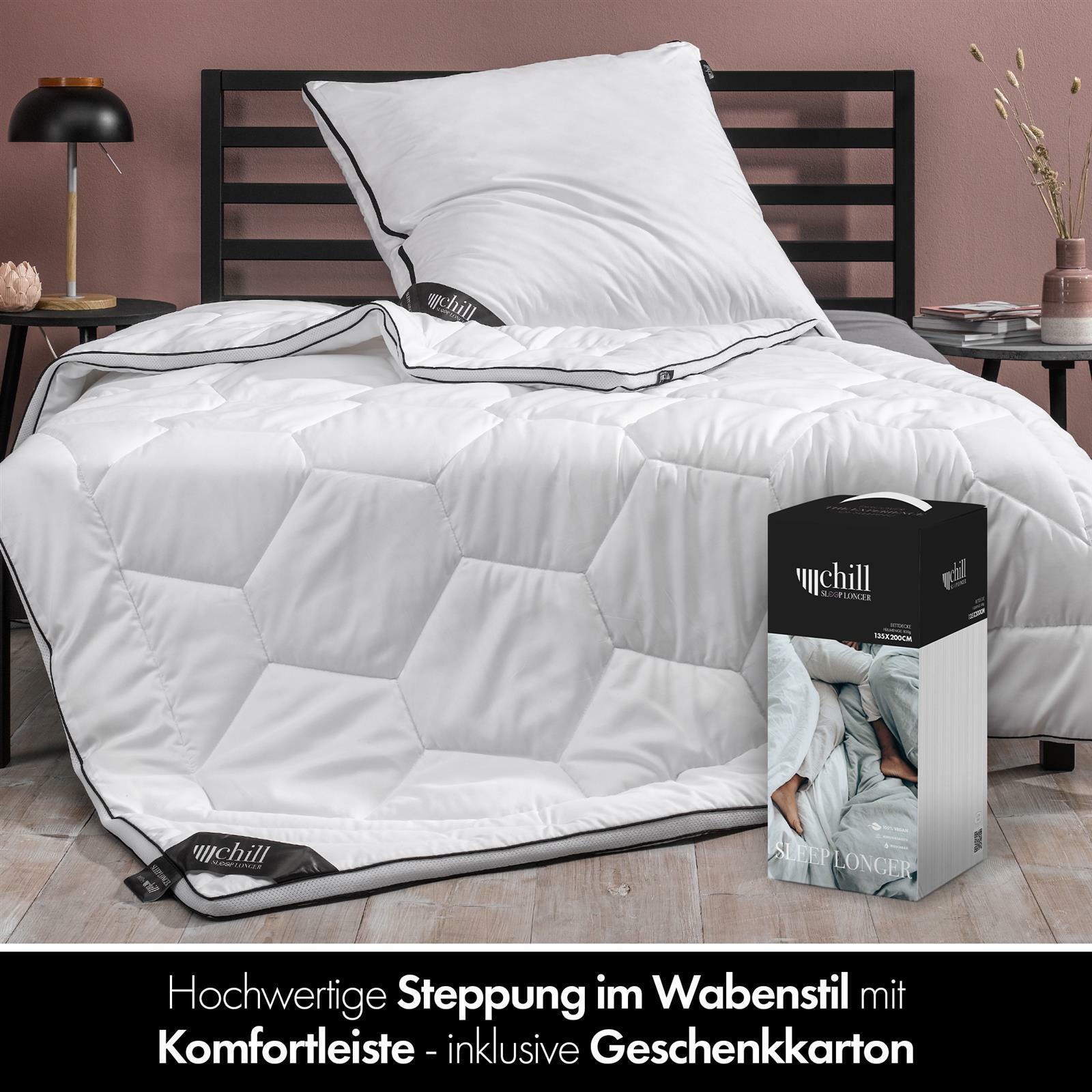 Bettdecke 155x220cm mit hochwertiger Steppung im Wabenstil, präsentiert auf einem Bett mit schwarzem Rahmen, inklusive Geschenkverpackung, seitliche Perspektive.