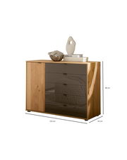 Moderne Kommode aus hellem Holz mit linksseitiger Tür und vier rauchglasfarbenen Schubladen, Maße ca. 120 x 86 x 43 cm, freigestellt auf weißem Hintergrund, Ansicht schräg von vorn.