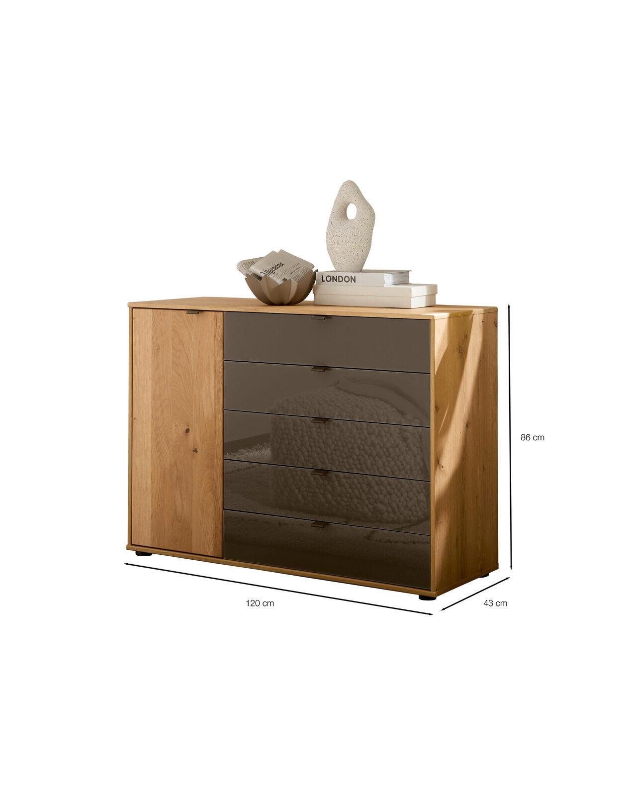 Moderne Kommode aus hellem Holz mit linksseitiger Tür und vier rauchglasfarbenen Schubladen, Maße ca. 120 x 86 x 43 cm, freigestellt auf weißem Hintergrund, Ansicht schräg von vorn.