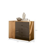 Moderne Kommode aus hellem Holz mit linksseitiger Tür und vier rauchglasfarbenen Schubladen, Maße ca. 120 x 86 x 43 cm, freigestellt auf weißem Hintergrund, Ansicht schräg von vorn.