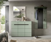 Modernes Flur-Set in Salbeigrün mit Kommode und Wandgarderobe samt Spiegel, frontal aus Augenhöhe fotografiert.