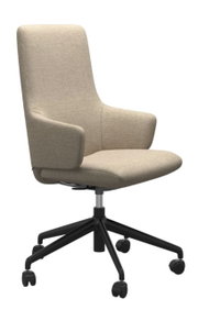 Beiger Home Office Sessel mit Armlehnen und schwarzem Drehfuß, seitliche Perspektive