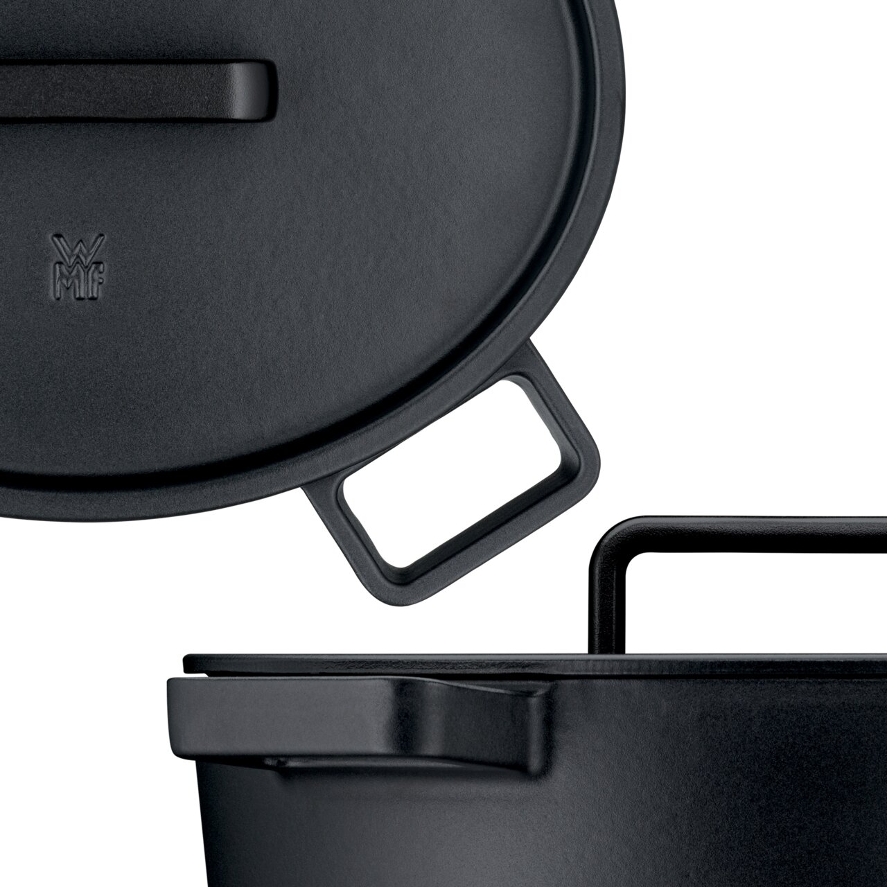 Detailansicht des WMF Flavour ovalen Bräters 33x26cm mit Deckel und Griffen, aus schwarzem Material.