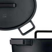 Detailansicht des WMF Flavour ovalen Bräters 33x26cm mit Deckel und Griffen, aus schwarzem Material.