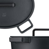 Detailansicht des WMF Flavour ovalen Bräters 33x26cm mit Deckel und Griffen, aus schwarzem Material.