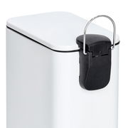 Nahaufnahme eines weißen Treteimers mit Soft-Close-Mechanismus, seitliche Perspektive