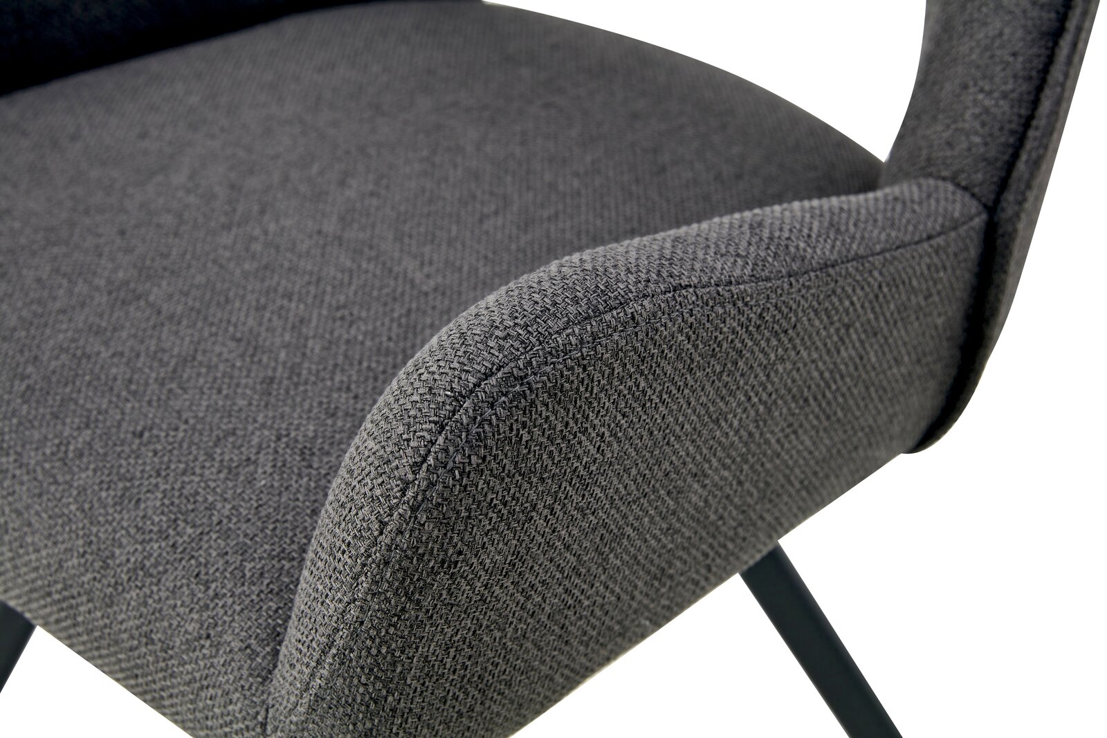 Nahaufnahme eines grauen, stoffbezogenen Polsterstuhls mit Armlehne und schwarzem Metallgestell, seitliche Perspektive