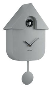 Graue Wanduhr in Form eines modernen Kuckucks mit Pendel, seitliche Perspektive
