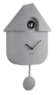 Graue Wanduhr in Form eines modernen Kuckucks mit Pendel, seitliche Perspektive