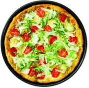 Pizzablech mit einer frischen Pizza, belegt mit Tomaten, Rucola und Käse, aus der Vogelperspektive.