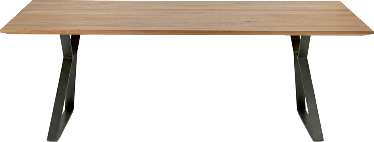 Rechthoekige eettafel met een lichtgekleurd houten blad en zwarte metalen poten, vooraanzicht op een witte achtergrond