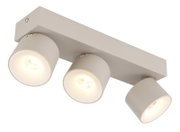 Weiße, rechteckige Deckenleuchte mit drei schwenkbaren Spotstrahlern, eingeschaltet, in schräger Perspektive von unten (Nahaufnahme)
