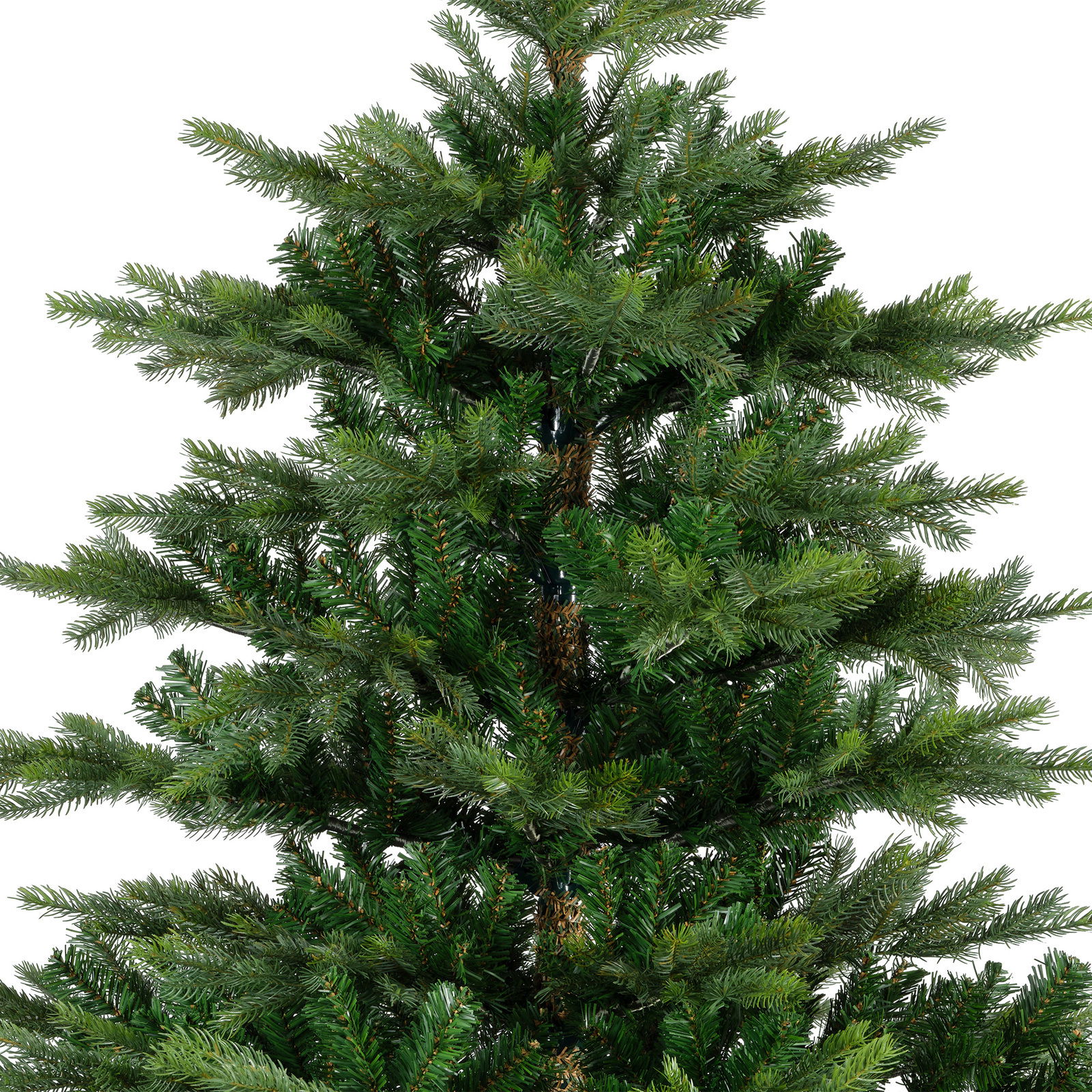 Nahaufnahme eines künstlichen Weihnachtsbaums mit dichten, grünen Zweigen, perspektivisch von der Seite aufgenommen.