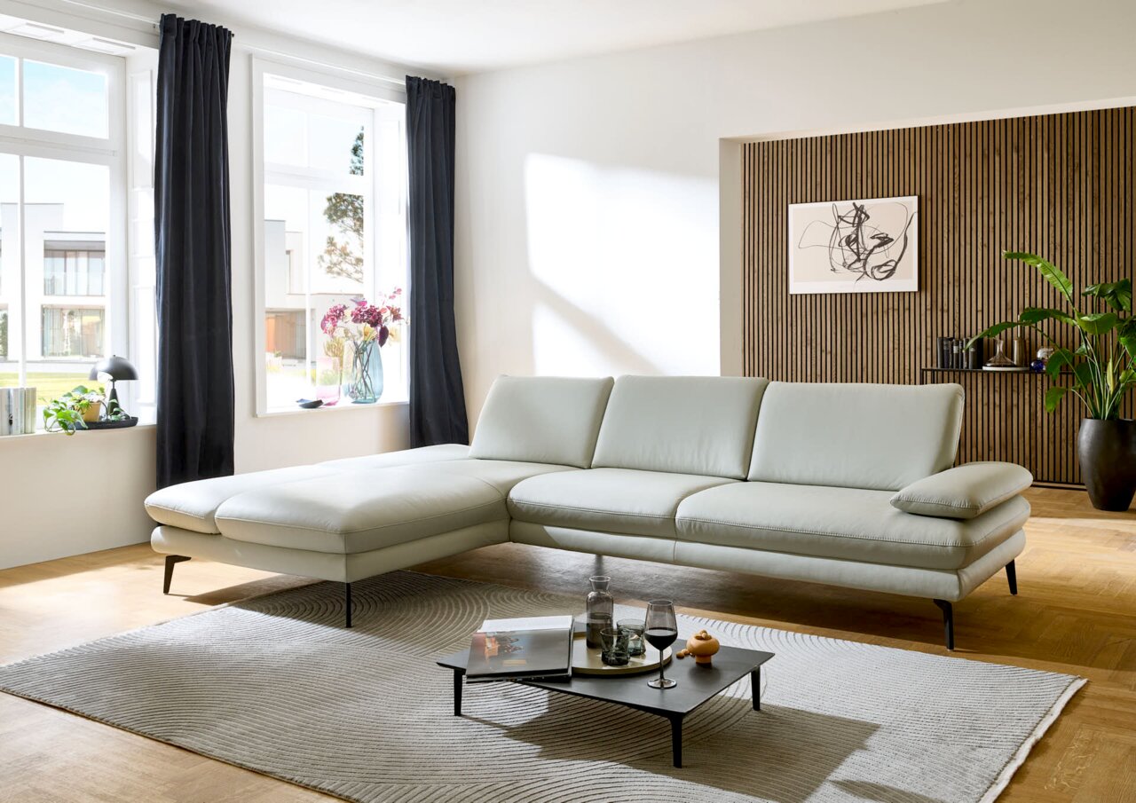 Moderne Longchairkombination in einem hellen Wohnzimmer, seitliche Perspektive