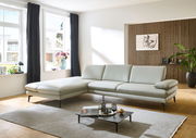 Moderne Longchairkombination in einem hellen Wohnzimmer, seitliche Perspektive