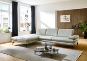 Moderne longchair-combinatie in een lichte woonkamer, zijaanzicht