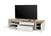 XL-tv-lowboard met houten afwerking en witte lades, gezien vanaf de voorkant, met open opbergruimte voor media-apparatuur.