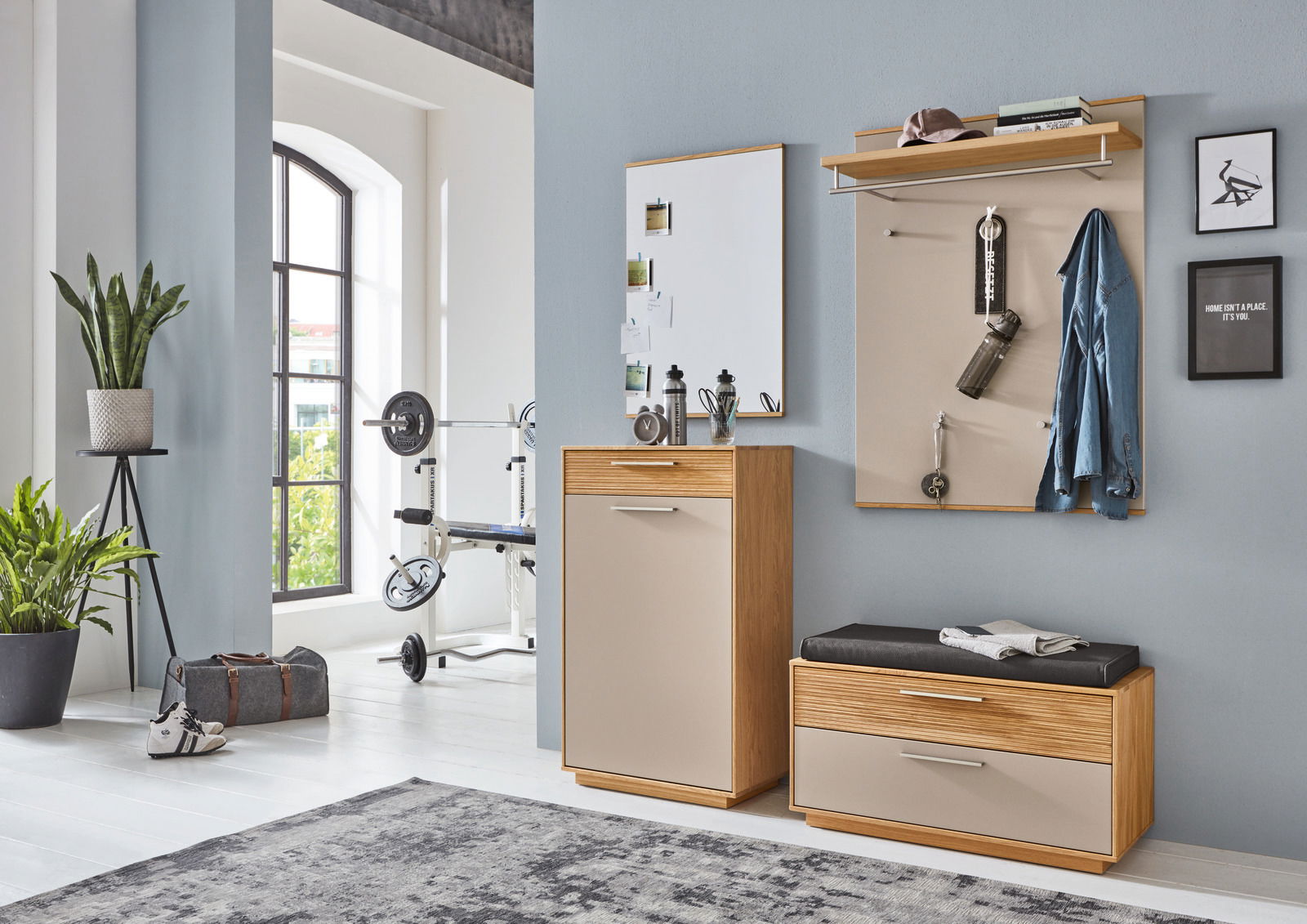 VOSS Bank LOVENO Moderne Garderobeneinrichtung mit Schuhschrank, Sitzbank und Garderobenpaneel in einem hellen Raum mit Blick auf ein Fenster.