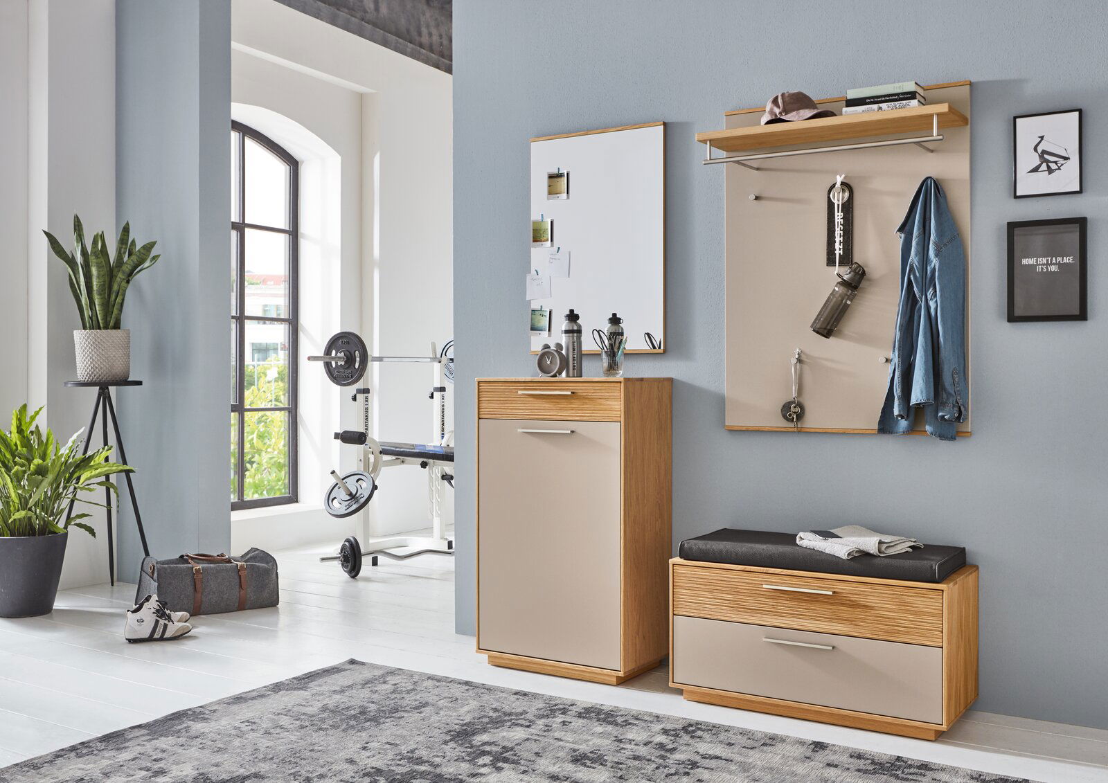 VOSS Schuhkommode LOVENO Moderne Garderobeneinrichtung mit Schuhschrank, Sitzbank und Garderobenpaneel in einem hellen Raum mit Blick auf ein Fenster.