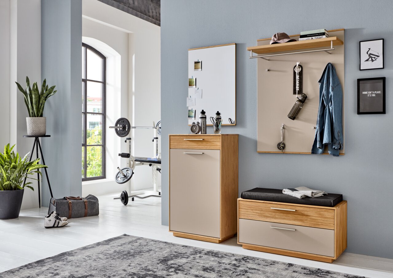 VOSS Schuhkommode LOVENO Moderne Garderobeneinrichtung mit Schuhschrank, Sitzbank und Garderobenpaneel in einem hellen Raum mit Blick auf ein Fenster.