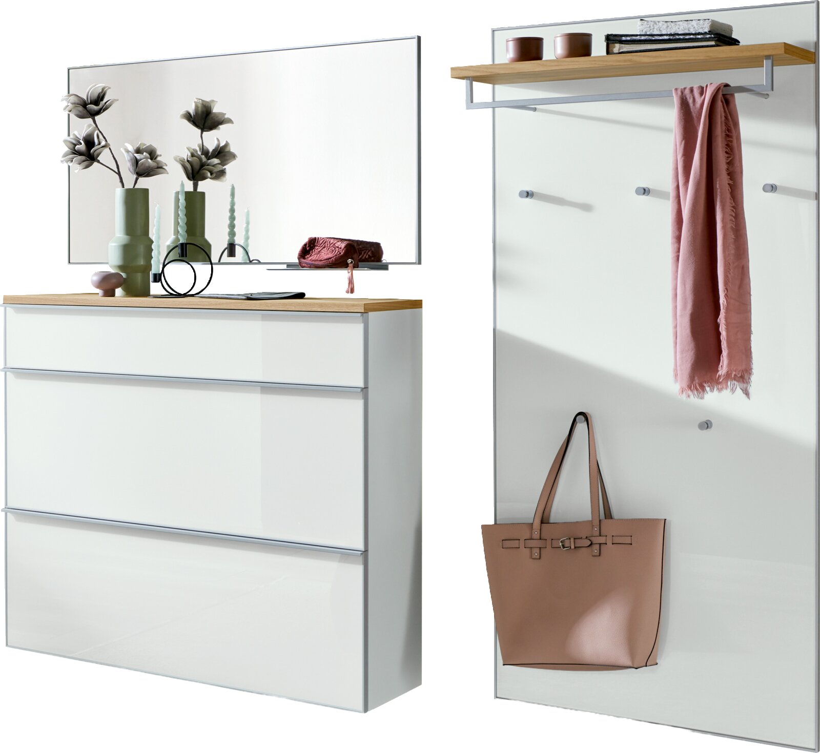 Modernes Flur-Set in Weiß mit Holzablage: links Schuhschrank mit drei Klappen und großem Spiegel, rechts Garderobenpaneel mit Hutablage, Haken und Tasche frontale Perspektive.