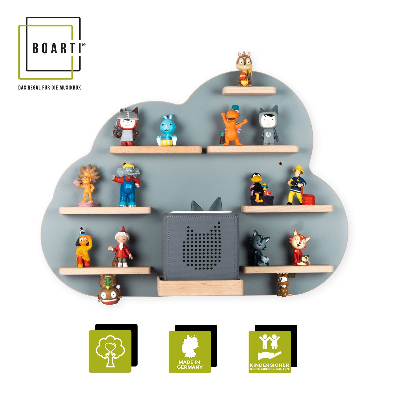 Frontansicht eines wolkenförmigen, grauen BOARTI Wandregals mit mehreren Holzablagen für eine Musikbox und kleine Spielfiguren, auf weißem Hintergrund
