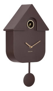Moderne braune Kuckucksuhr mit goldenen Zeigern und Pendel, seitliche Perspektive