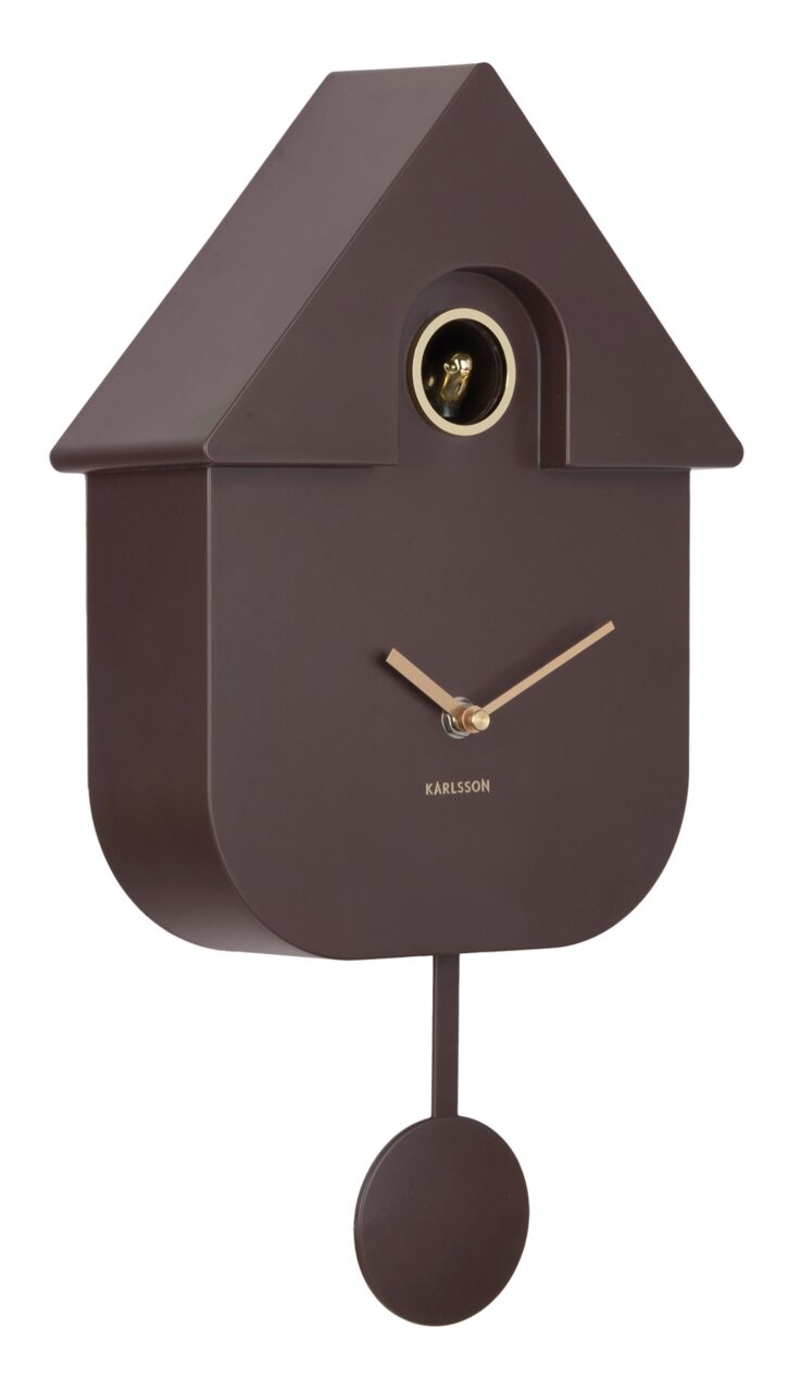 Moderne braune Kuckucksuhr mit goldenen Zeigern und Pendel, seitliche Perspektive