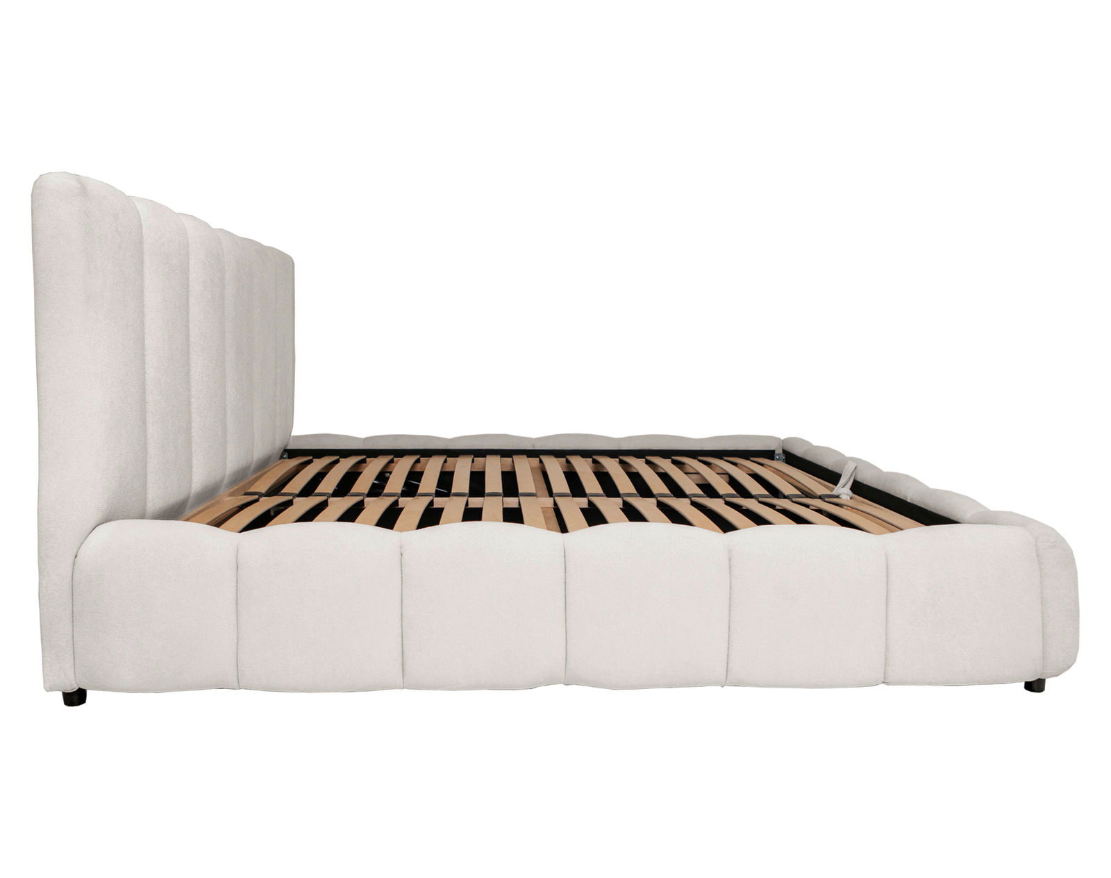 Seitliche Ansicht des Polsterbettgestells LARINO von Alberto Martinelli in Weiß mit hohem Kopfteil und Lattenrost.